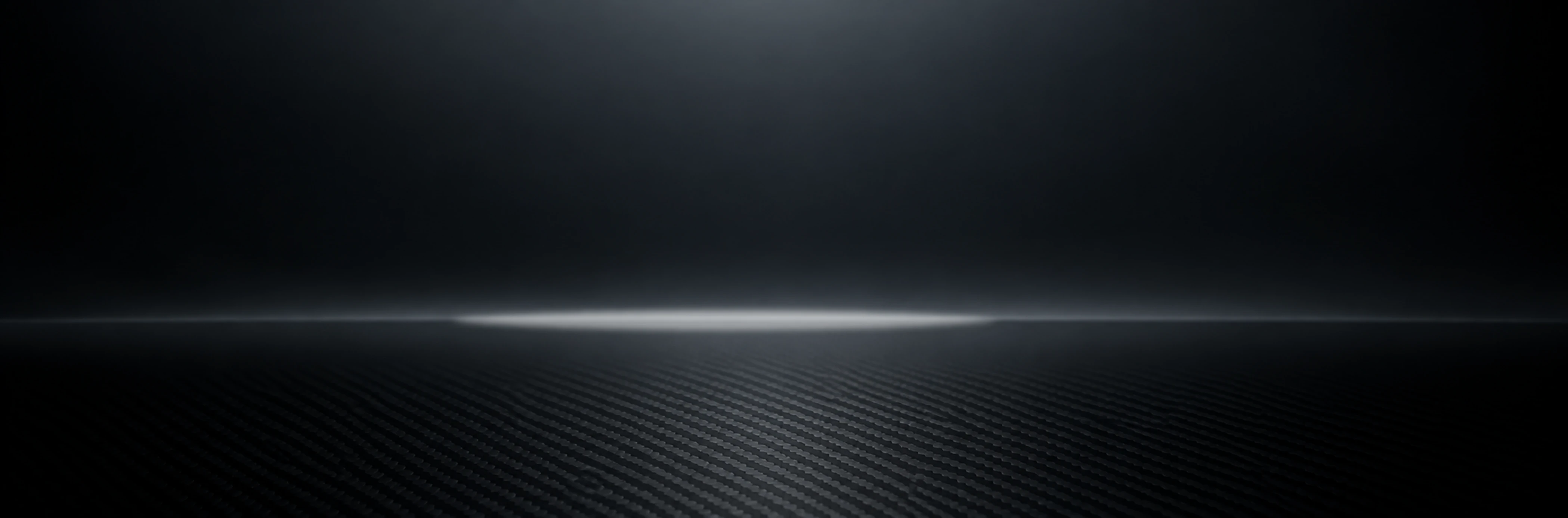 Dunkler Raum mit horizontaler Lichtlinie auf einer strukturierten Oberfläche.