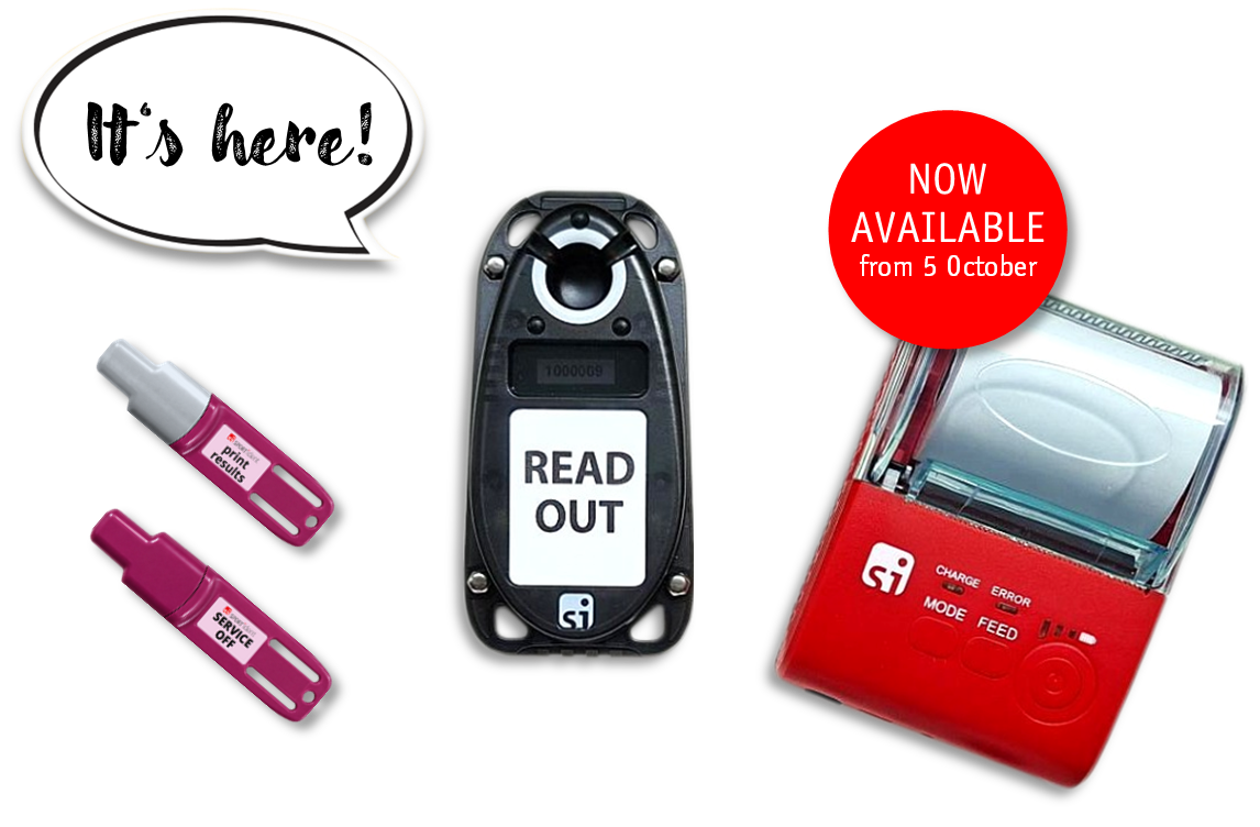 Ein schwarzes Gerät mit der Aufschrift „READ OUT“ und ein roter SPORTident Drucker. Eine Sprechblasen mit „It’s here!“ und ein roter Kreis mit „NOW AVAILABLE from 5 October“.